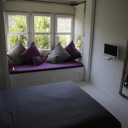 B House Hotel *